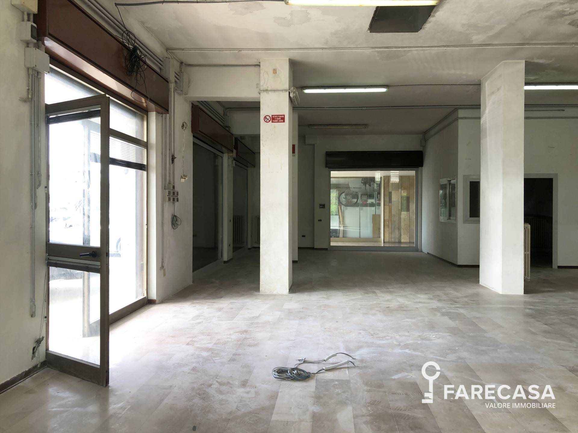 Locale commerciale in vendita a Teramo, Prima periferia