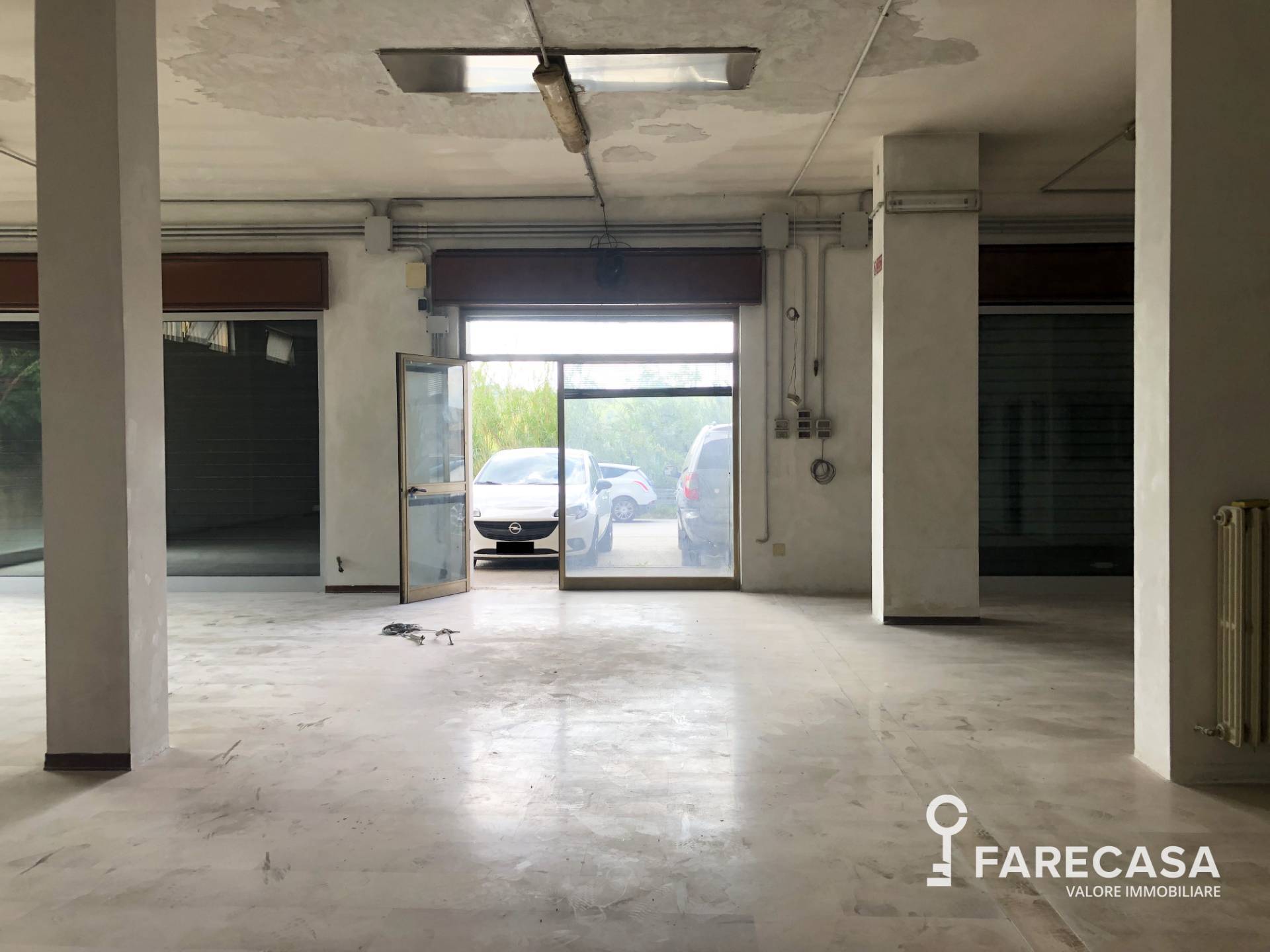 Locale commerciale in vendita a Teramo, Prima periferia