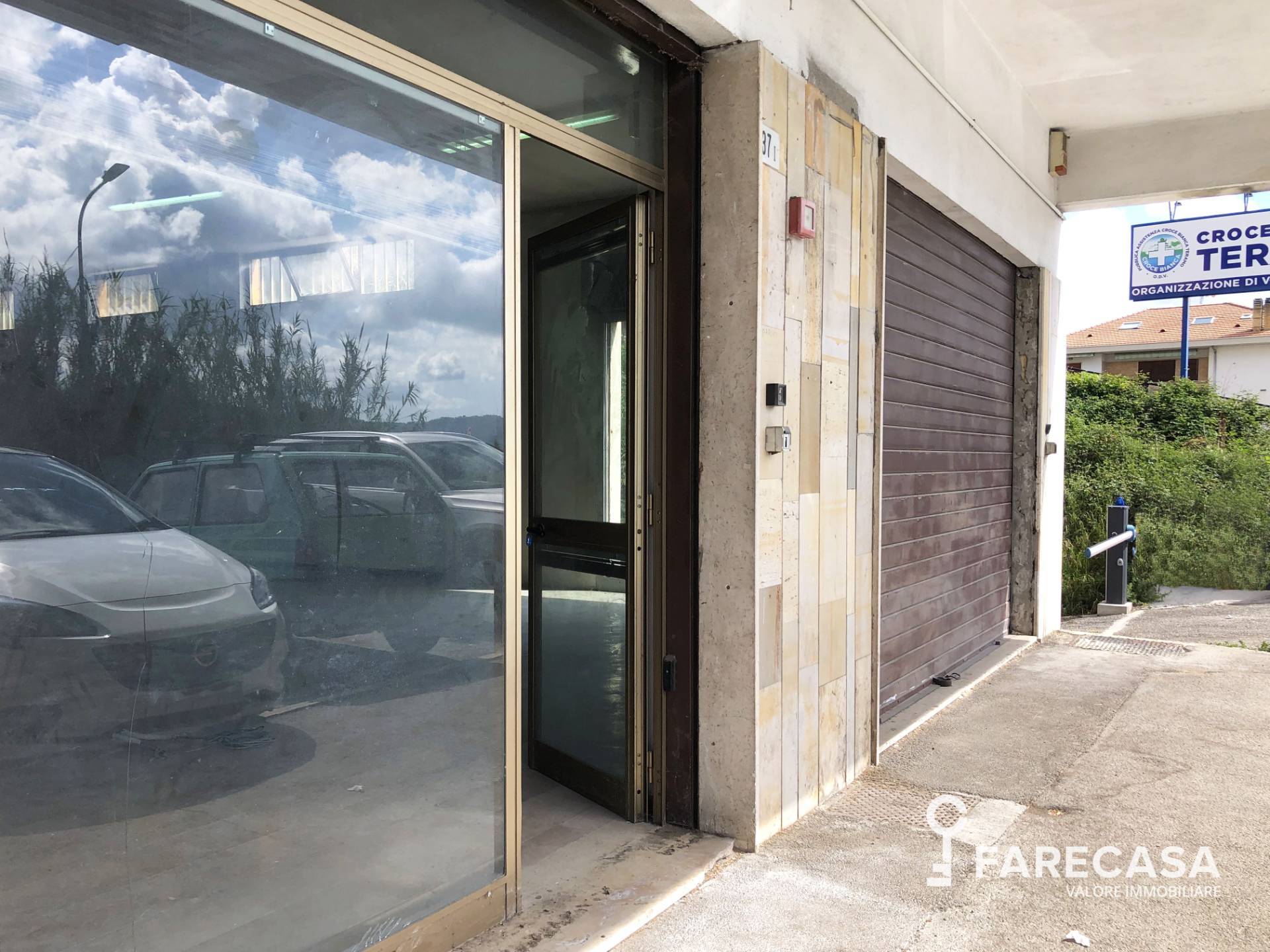 Locale commerciale in vendita a Teramo, Prima periferia