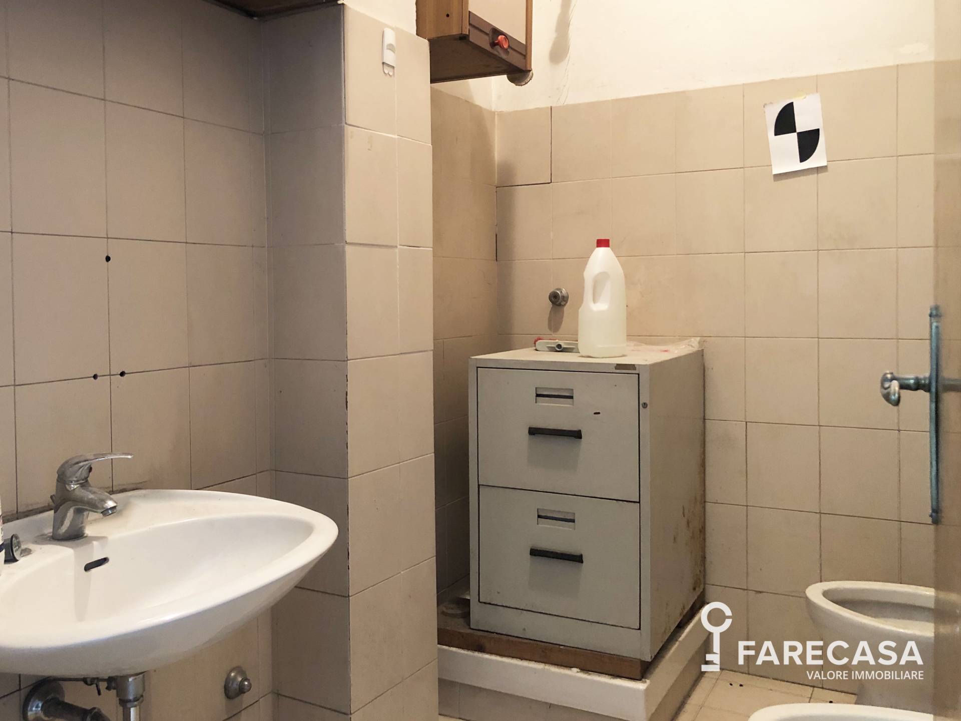 Locale commerciale in vendita a Teramo, Prima periferia