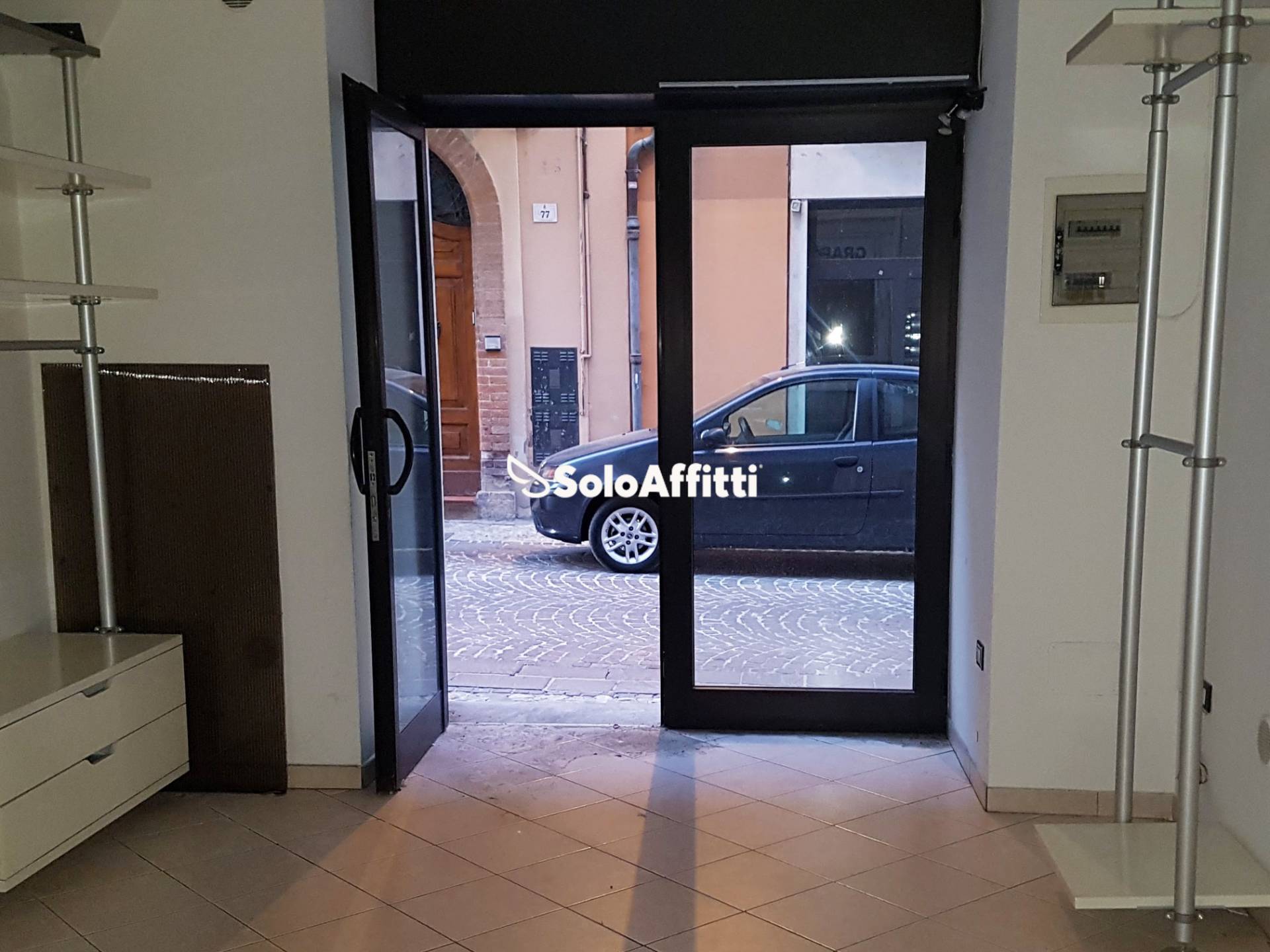 Locale commerciale in affitto a Teramo, Centro