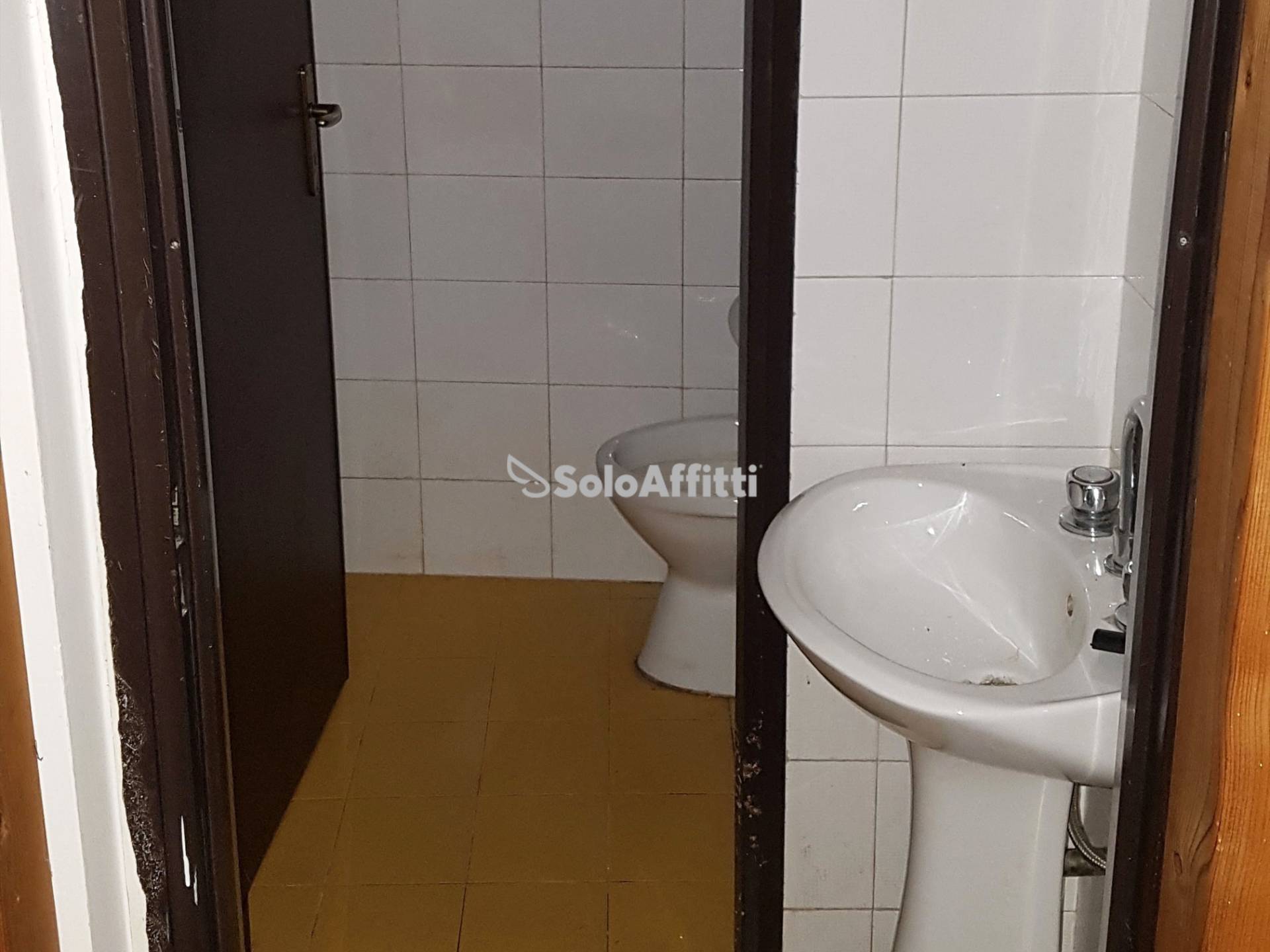 Locale commerciale in affitto a Teramo, Centro