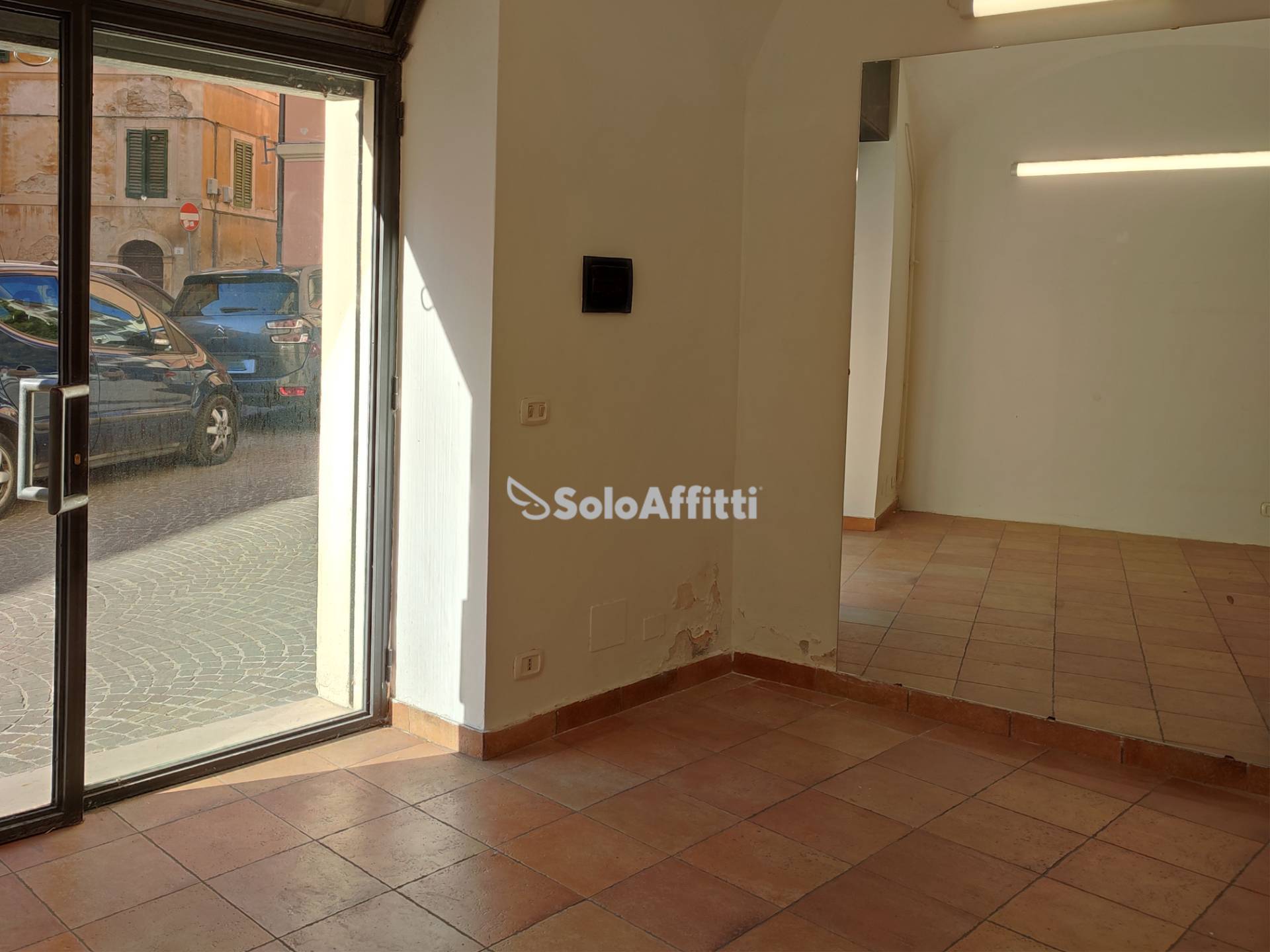 Locale commerciale in affitto a Teramo, Centro