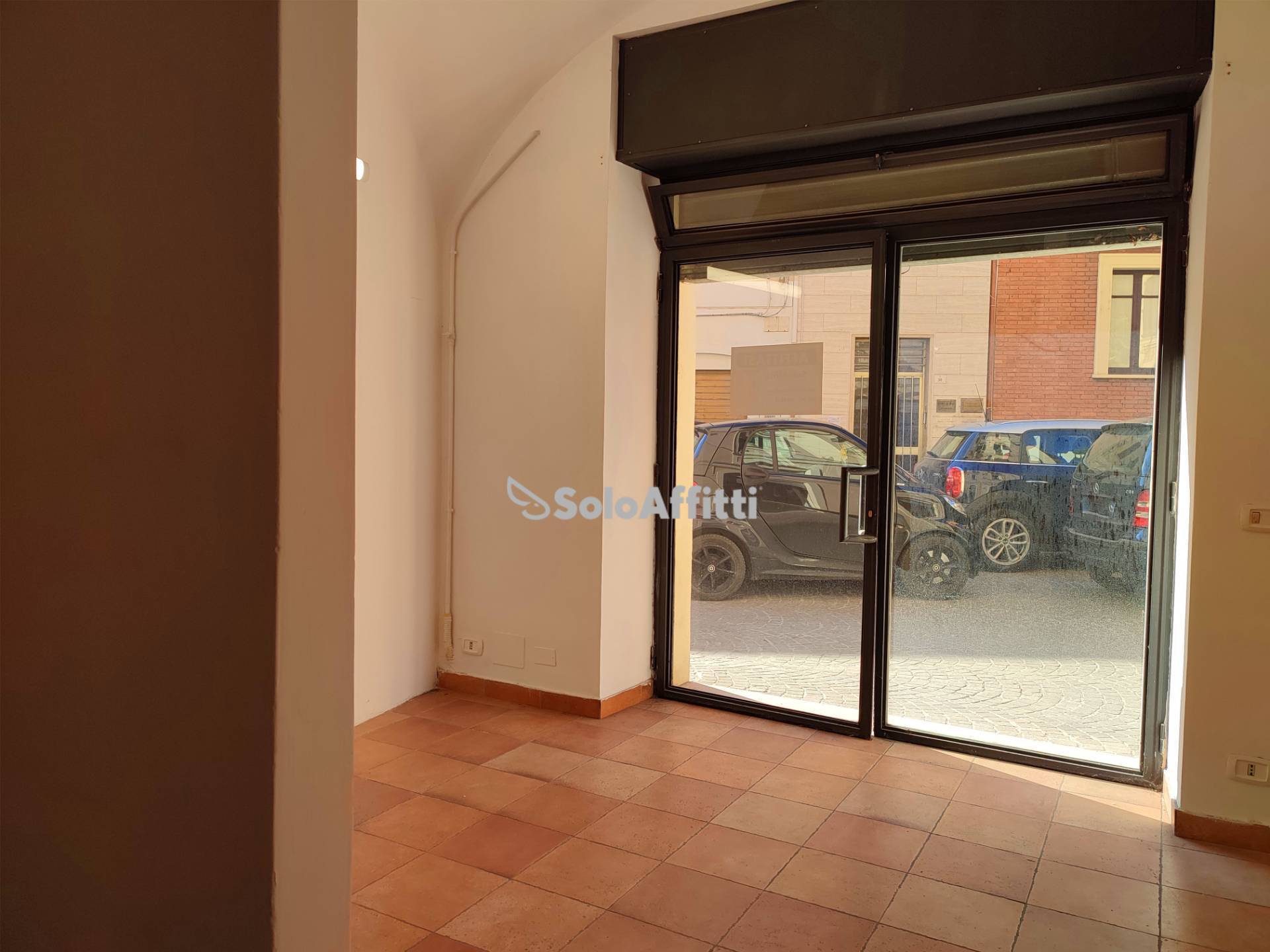 Locale commerciale in affitto a Teramo, Centro