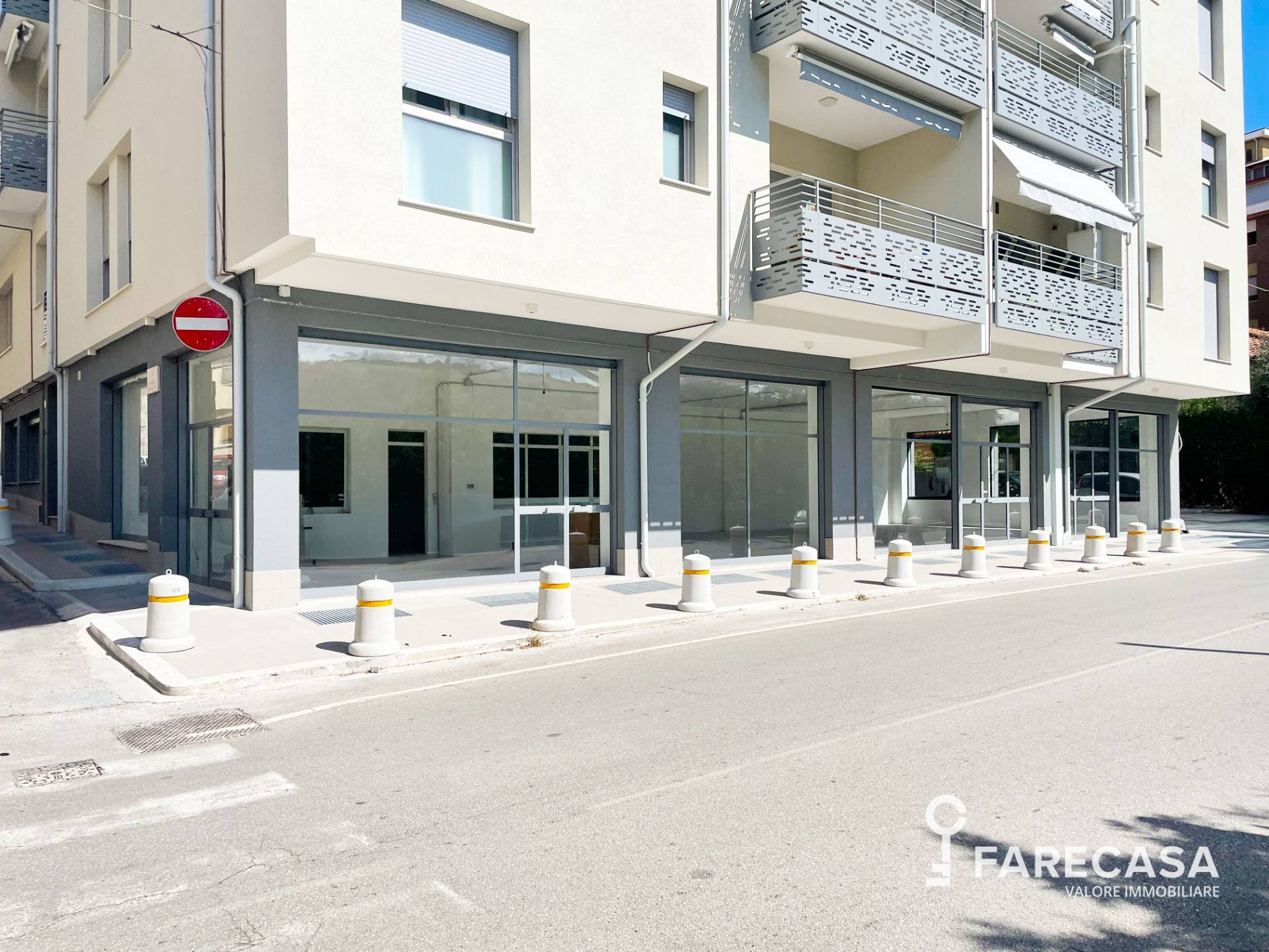 Locale commerciale in vendita a Teramo, Centro