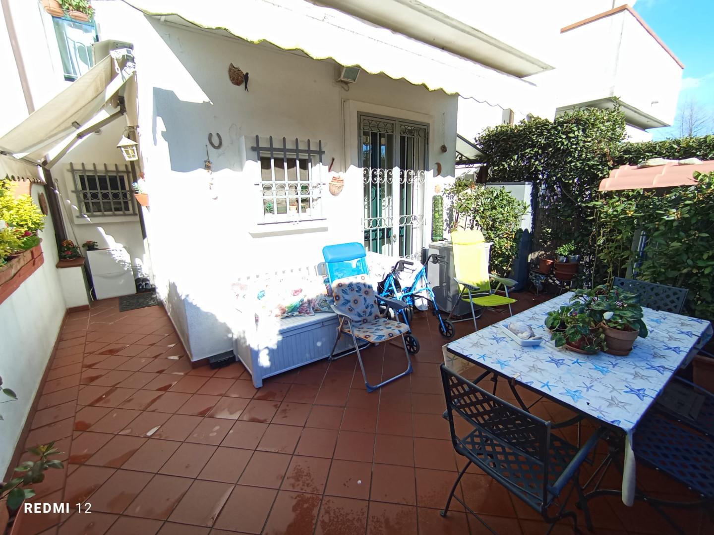 Villa con giardino, Massa poveromo
