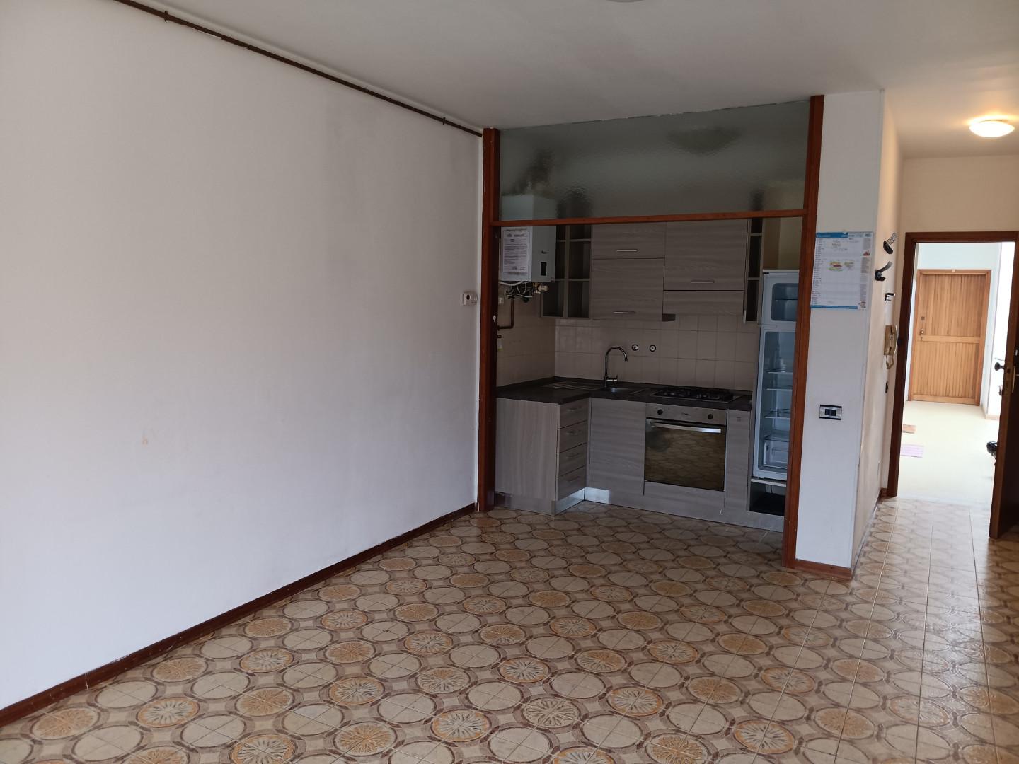 Trilocale in affitto, Massa marina di