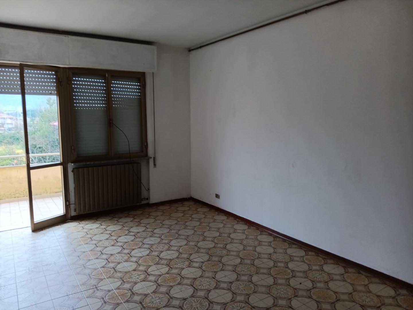 Trilocale in affitto, Massa marina di