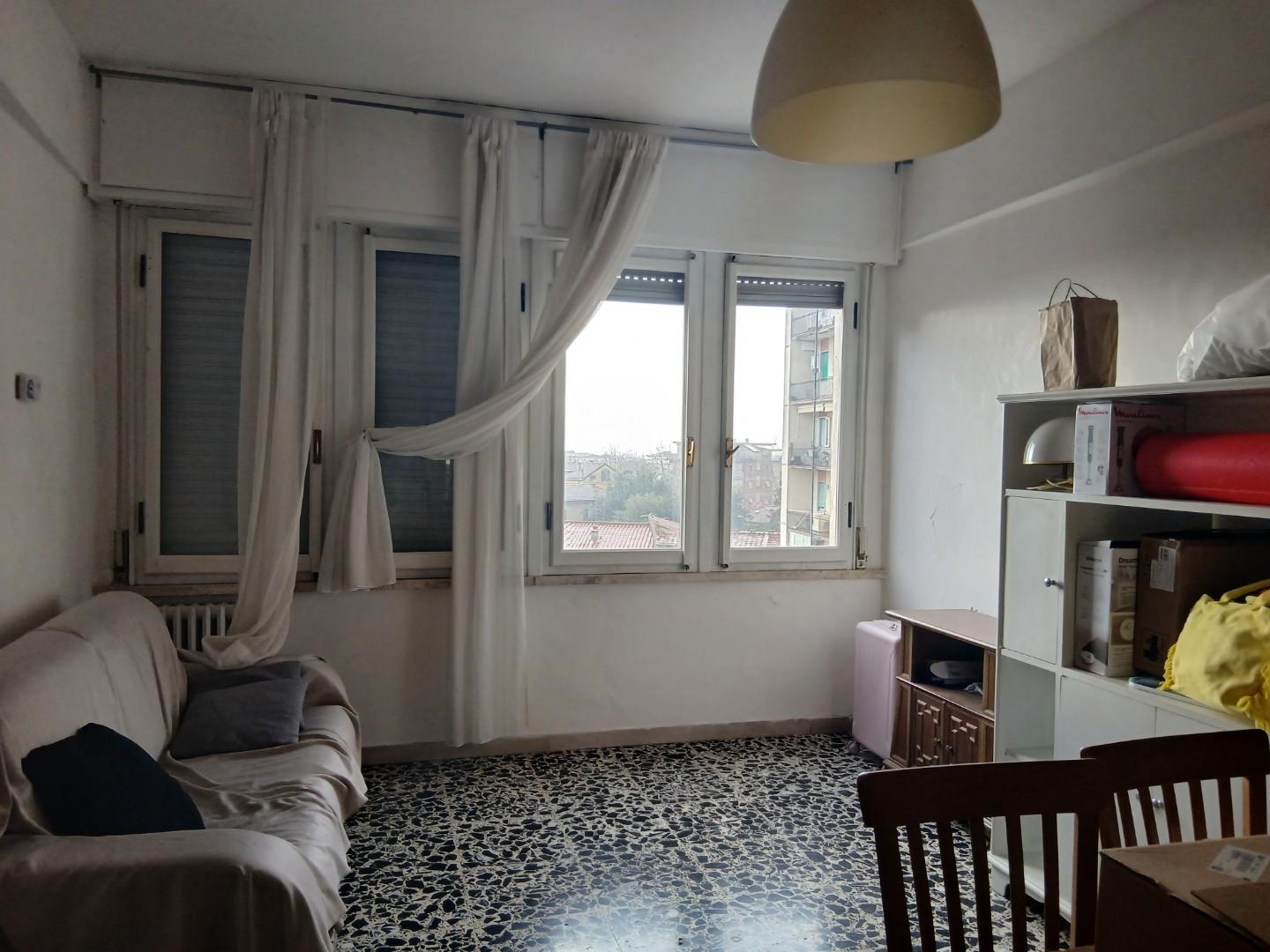 Trilocale con terrazzo, Massa centro