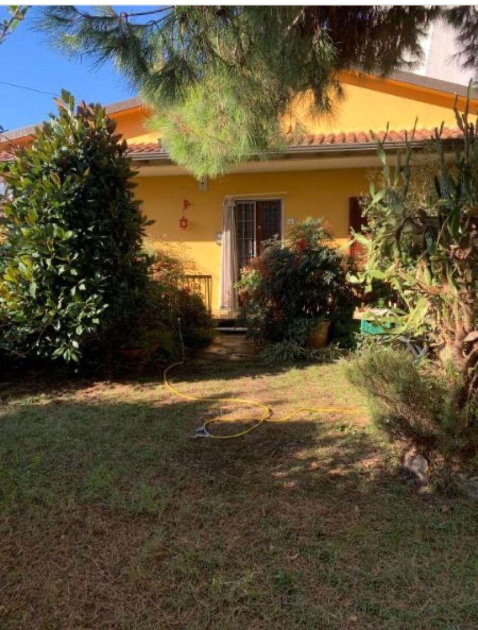 Casa indipendente con giardino, Massa zona viali