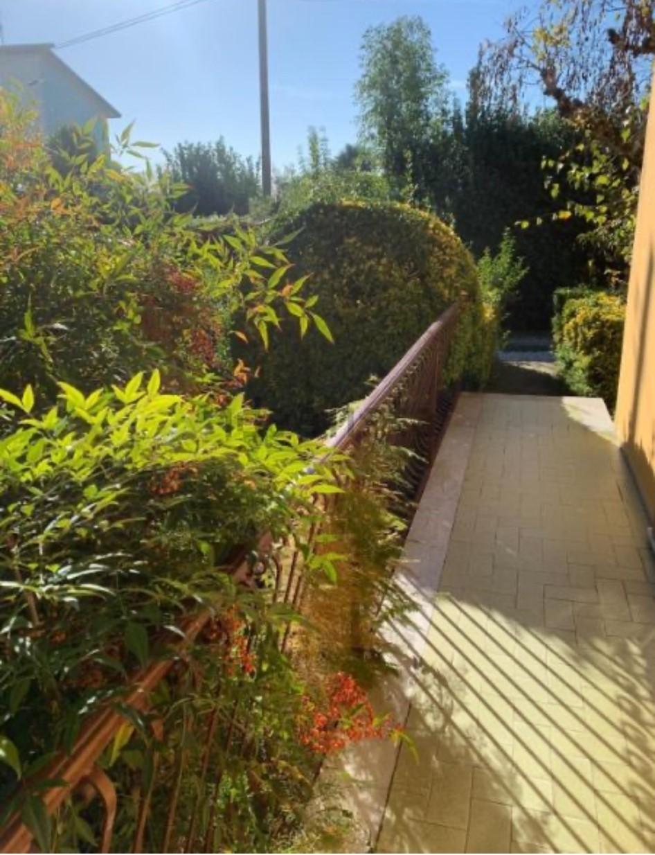 Casa indipendente con giardino, Massa zona viali