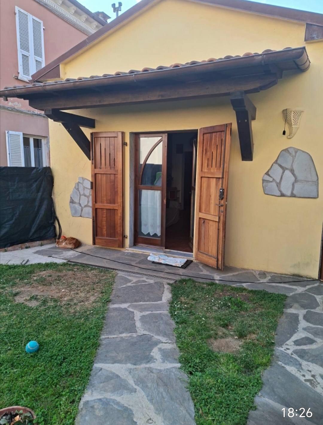 Casa indipendente con giardino, Massa zona viali