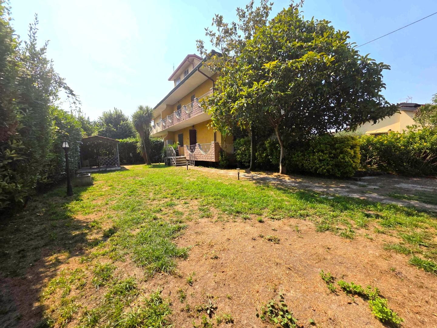 Villa Quadrifamiliari con giardino, Montignoso cinquale