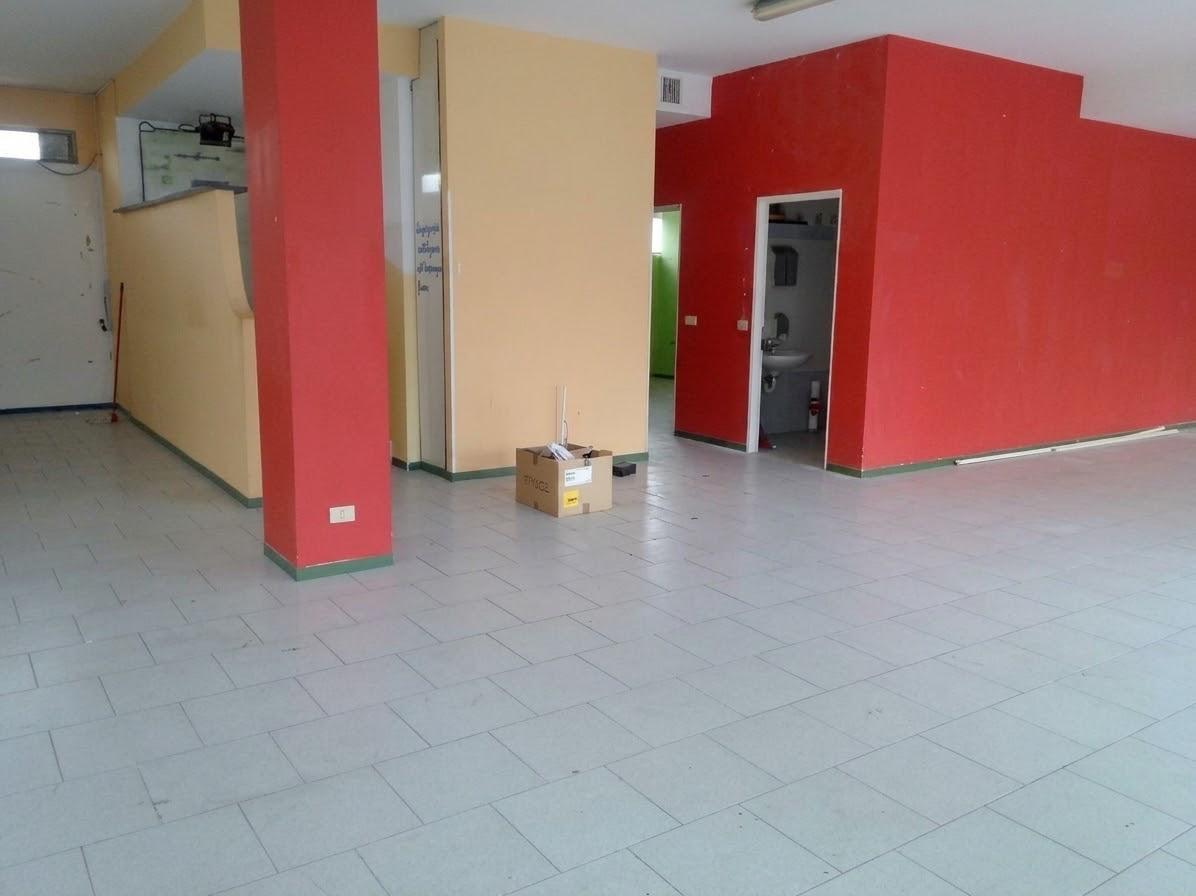 Negozio in vendita a Massa
