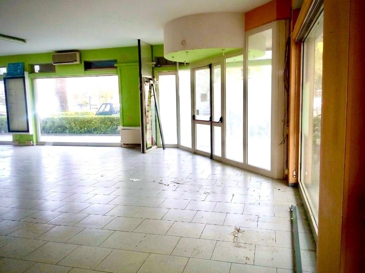 Negozio in vendita a Massa