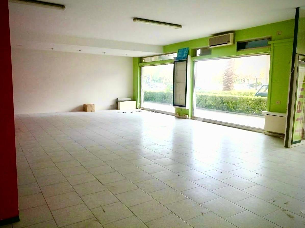 Negozio in vendita a Massa