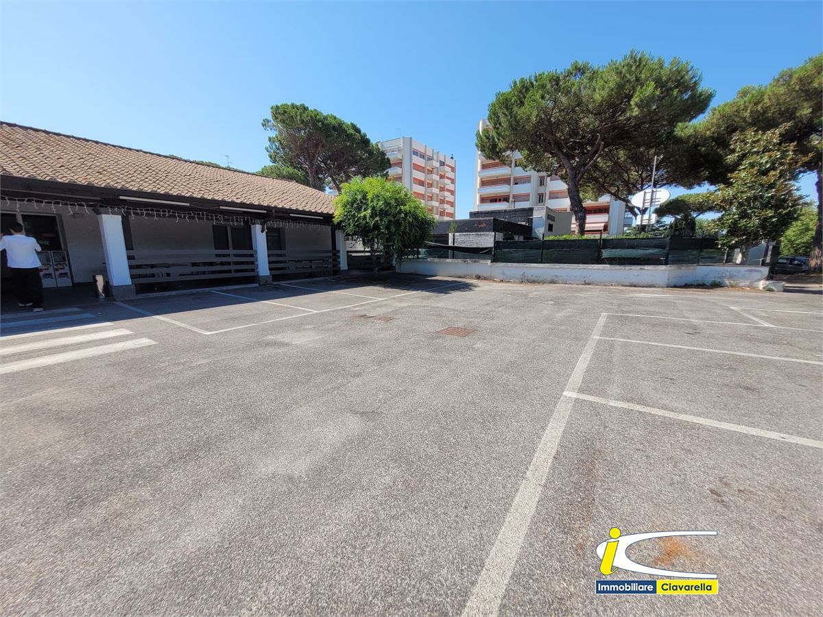 Locale commerciale in vendita a Cerveteri - marina di