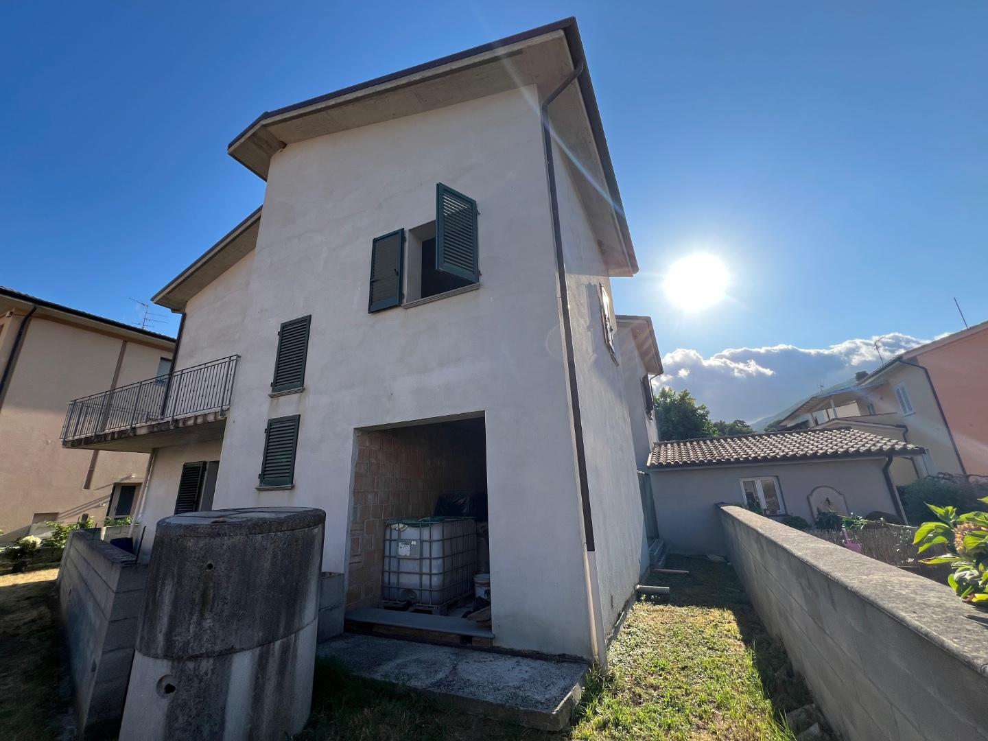 Villa Trifamiliari nuova, Buti cascine