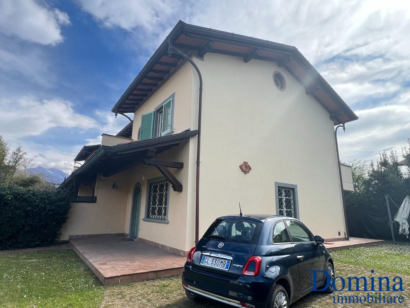 Villa con giardino, Forte dei Marmi via emilia