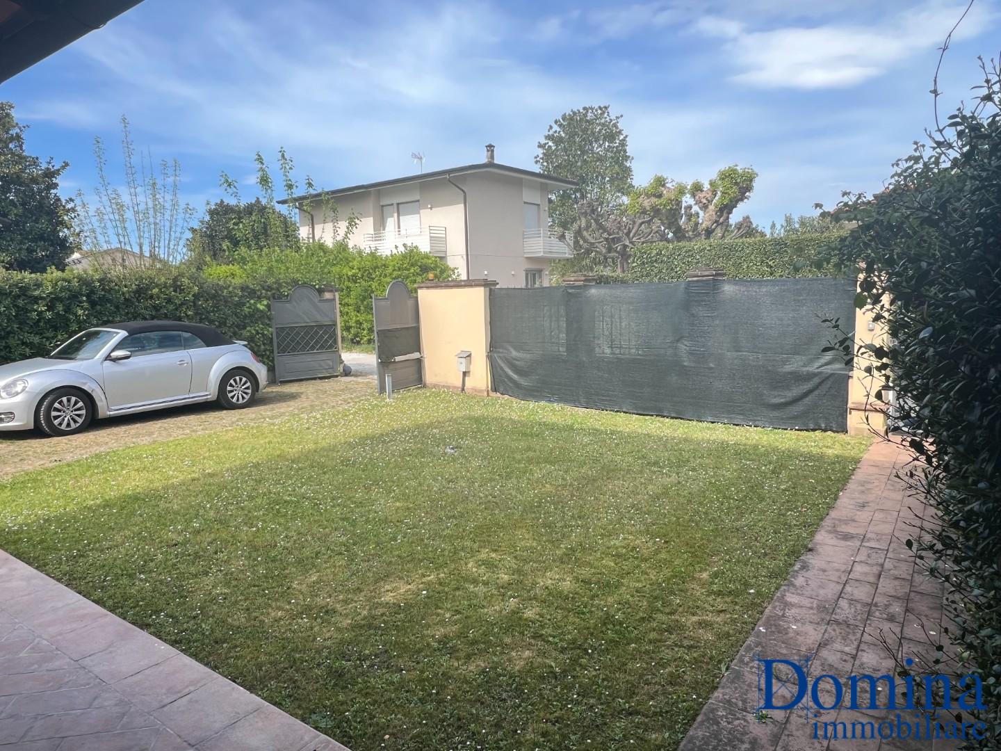 Villa con giardino, Forte dei Marmi via emilia