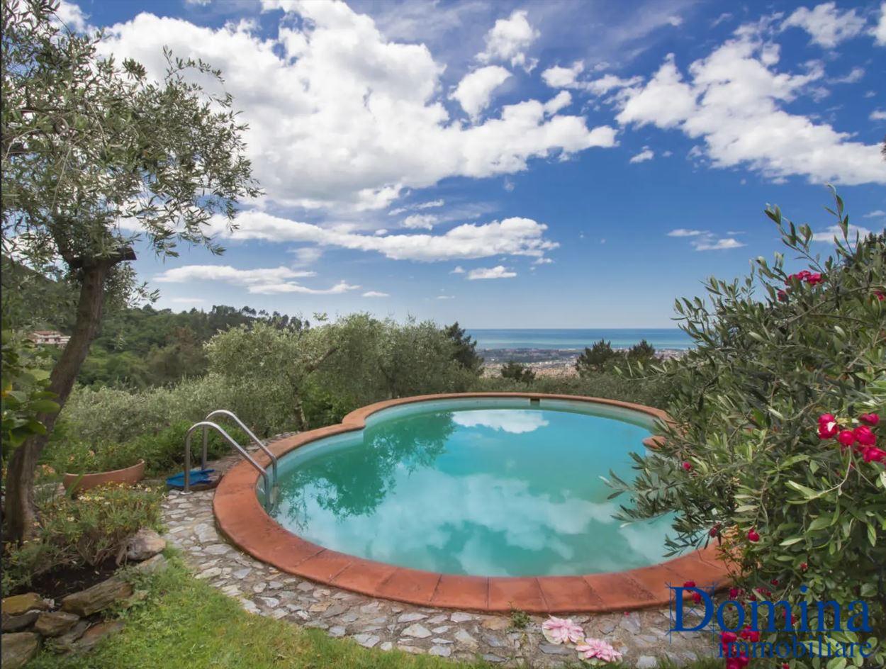 Villa con giardino, Massa san carlo