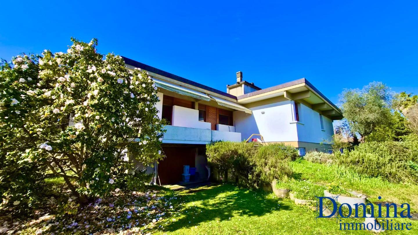 Villa con giardino a Pietrasanta