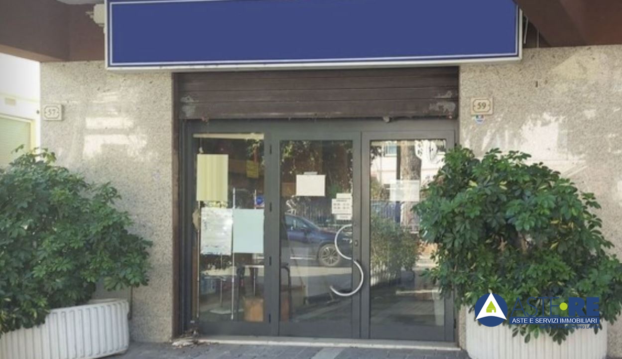 Locale commerciale in vendita a Formia