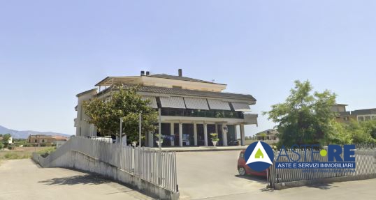 Locale commerciale in vendita a Santi Cosma e Damiano