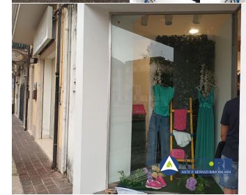Locale commerciale in vendita a Fondi