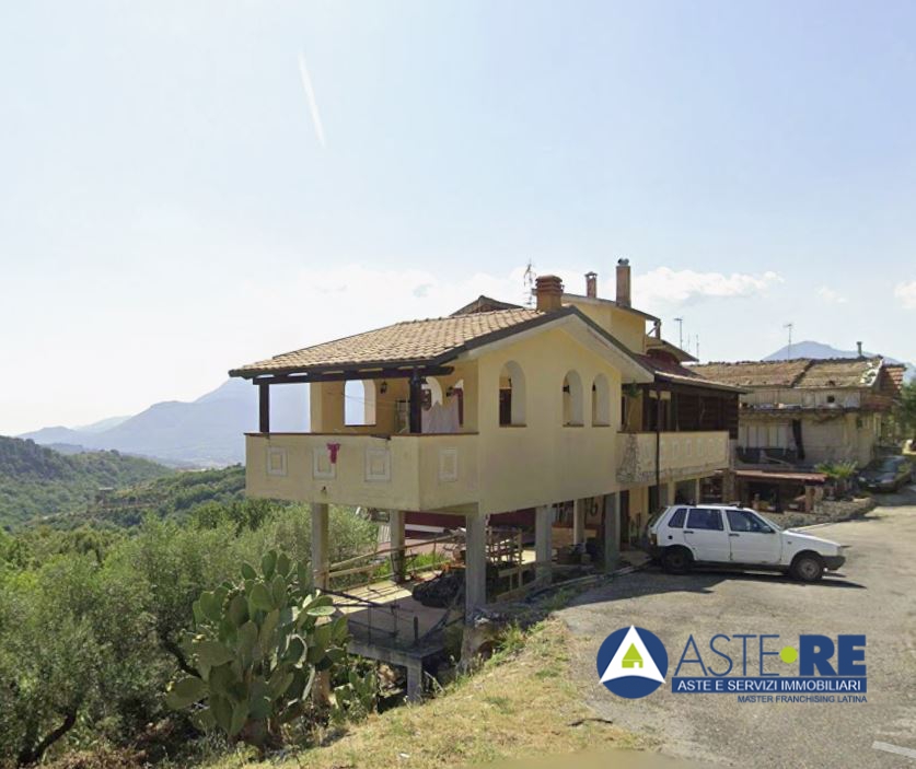 Rustico in vendita a Santi Cosma e Damiano