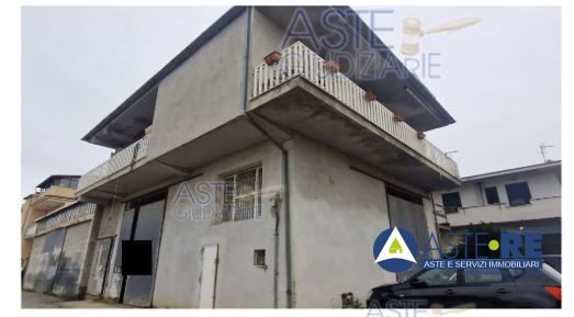 Stabile/Palazzo in vendita a Sezze