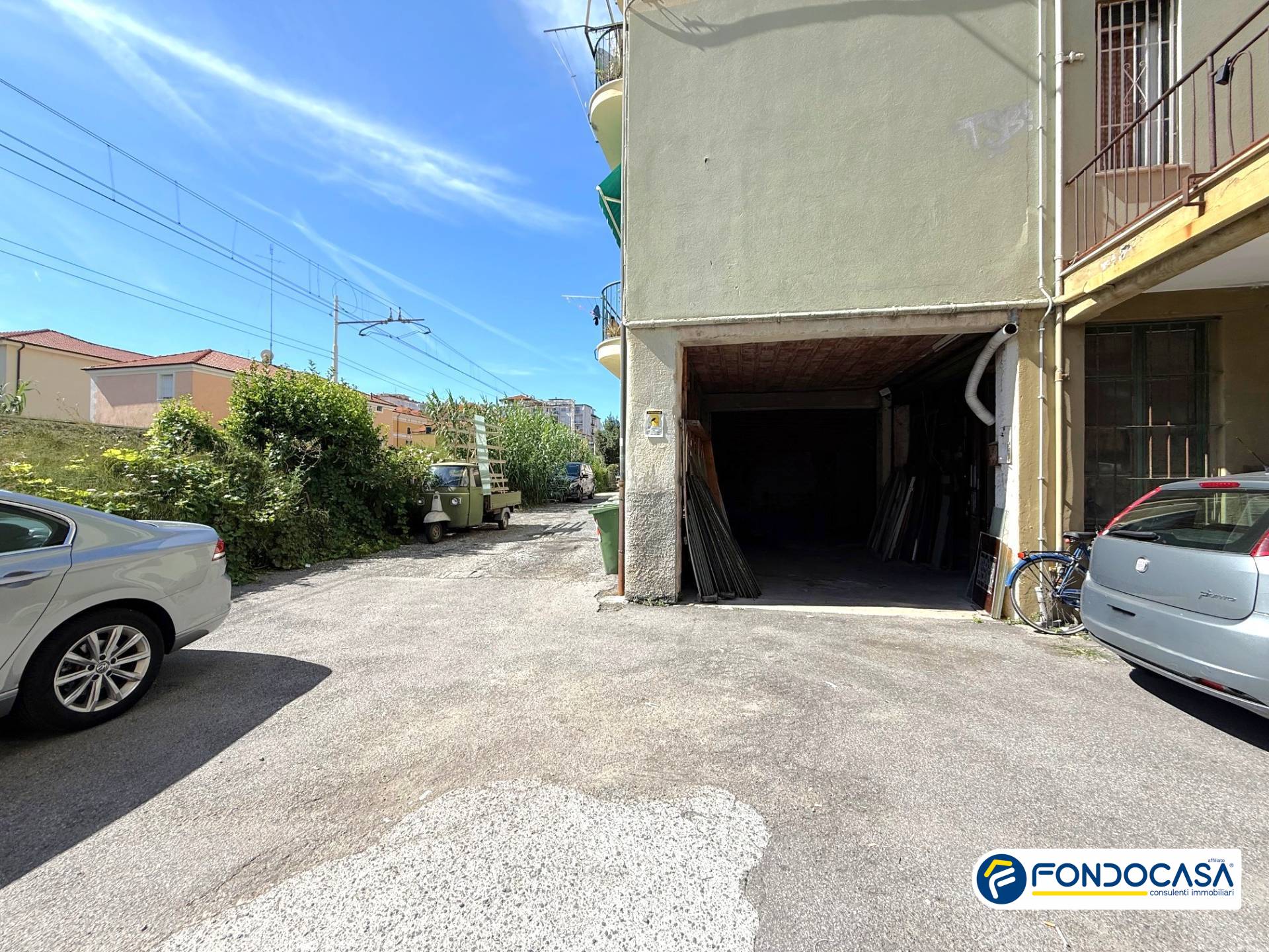 Box o garage in vendita a Loano