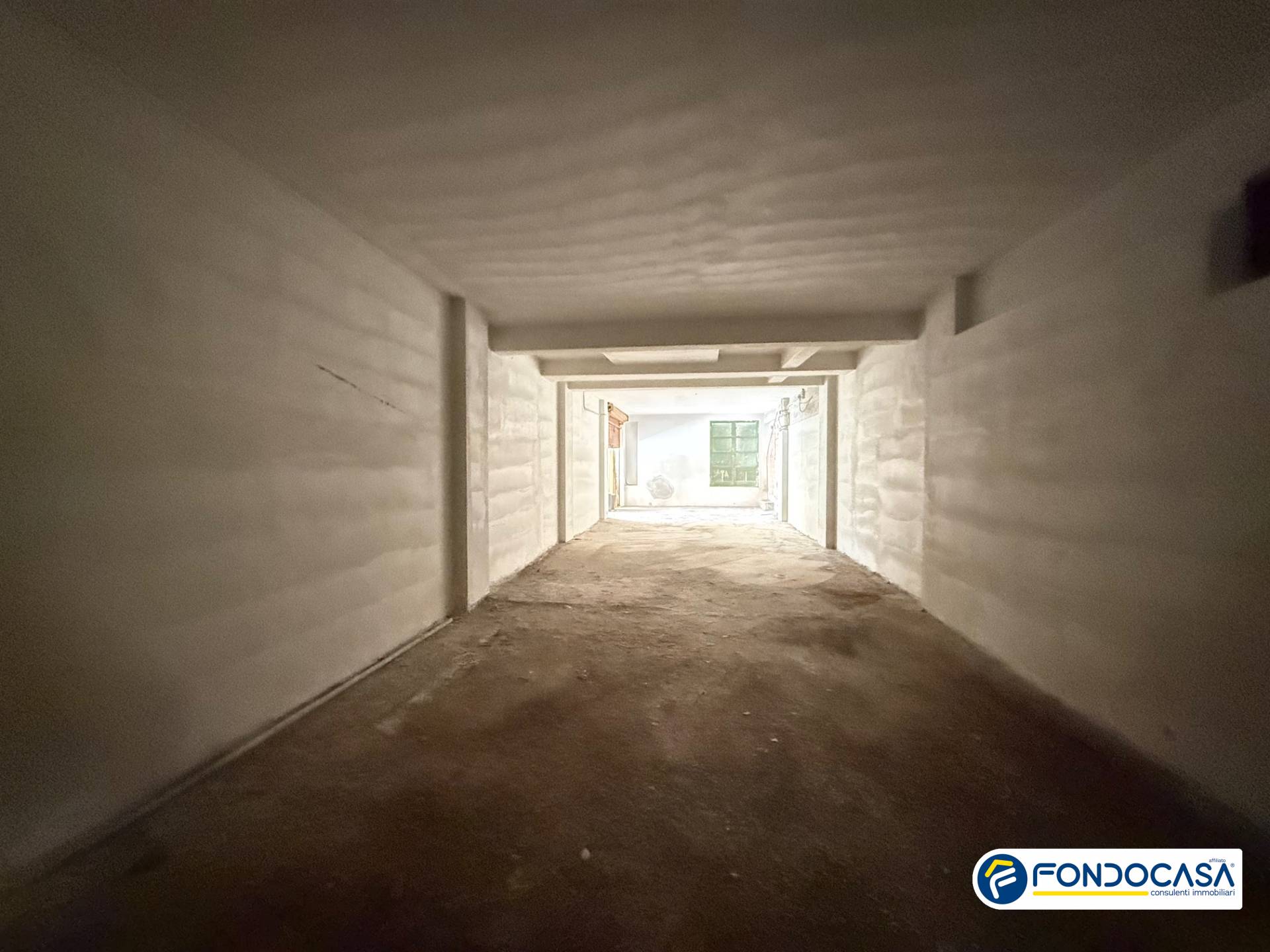 Box o garage in vendita a Loano