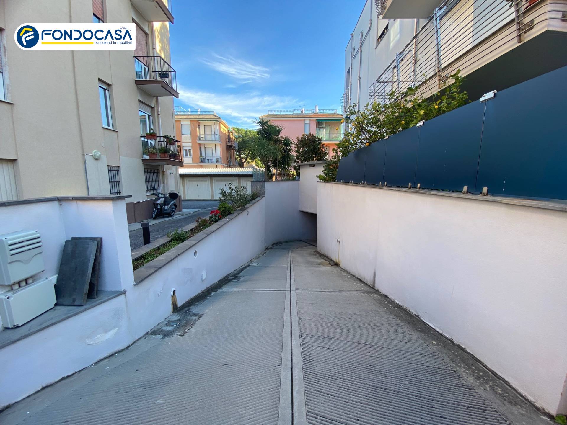 Box o garage in vendita a Loano