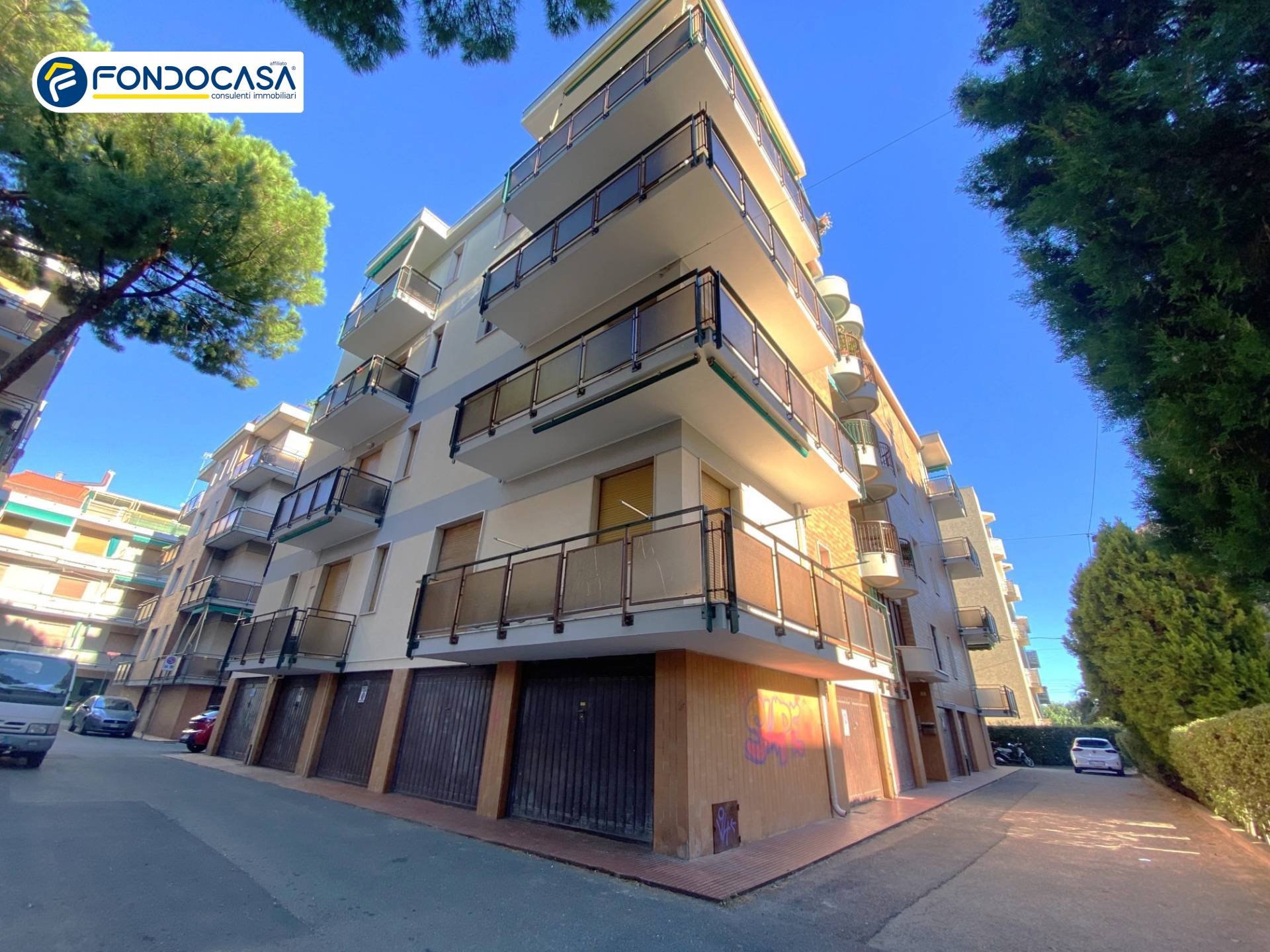 Box o garage in vendita a Loano