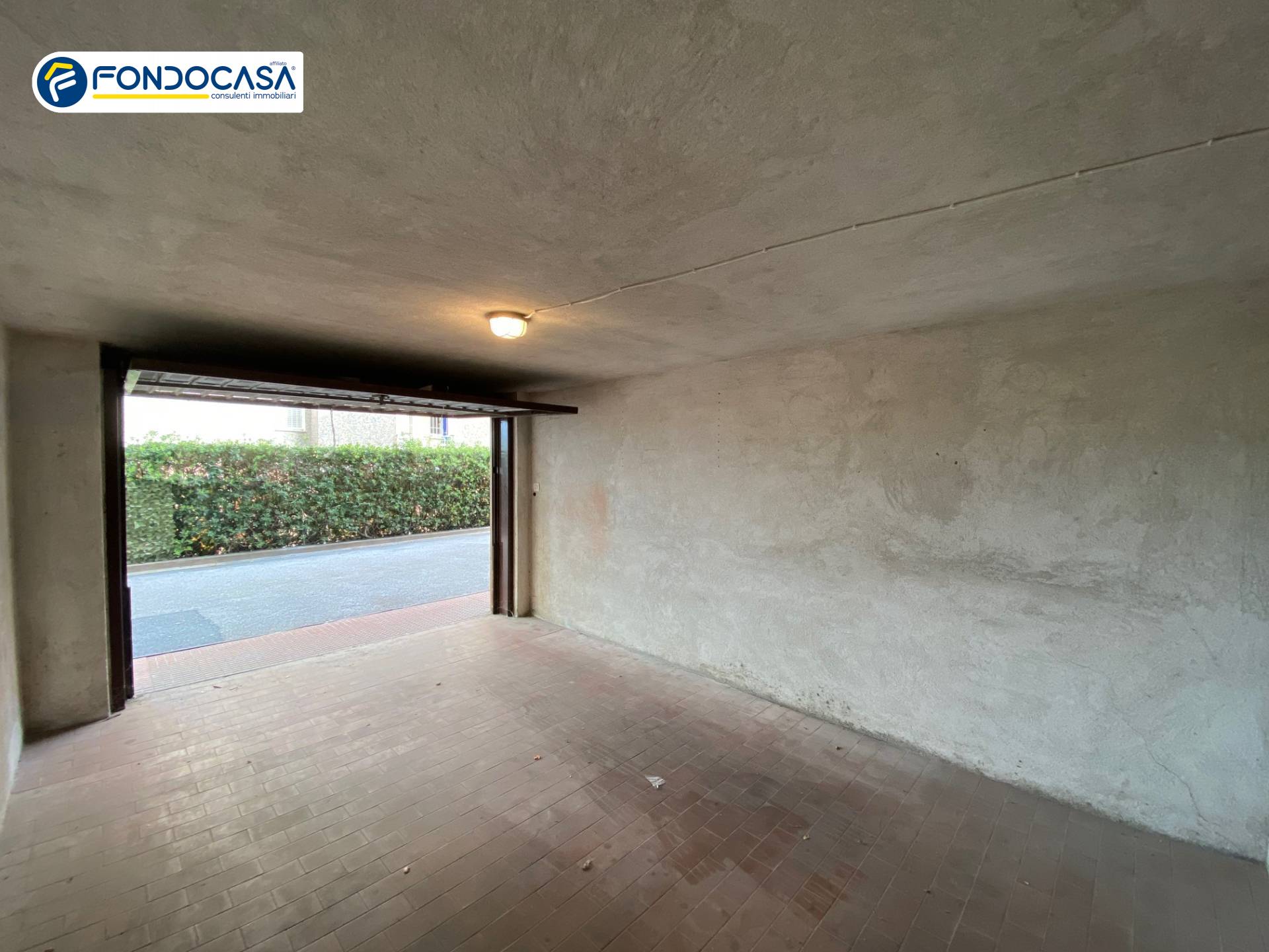 Box o garage in vendita a Loano