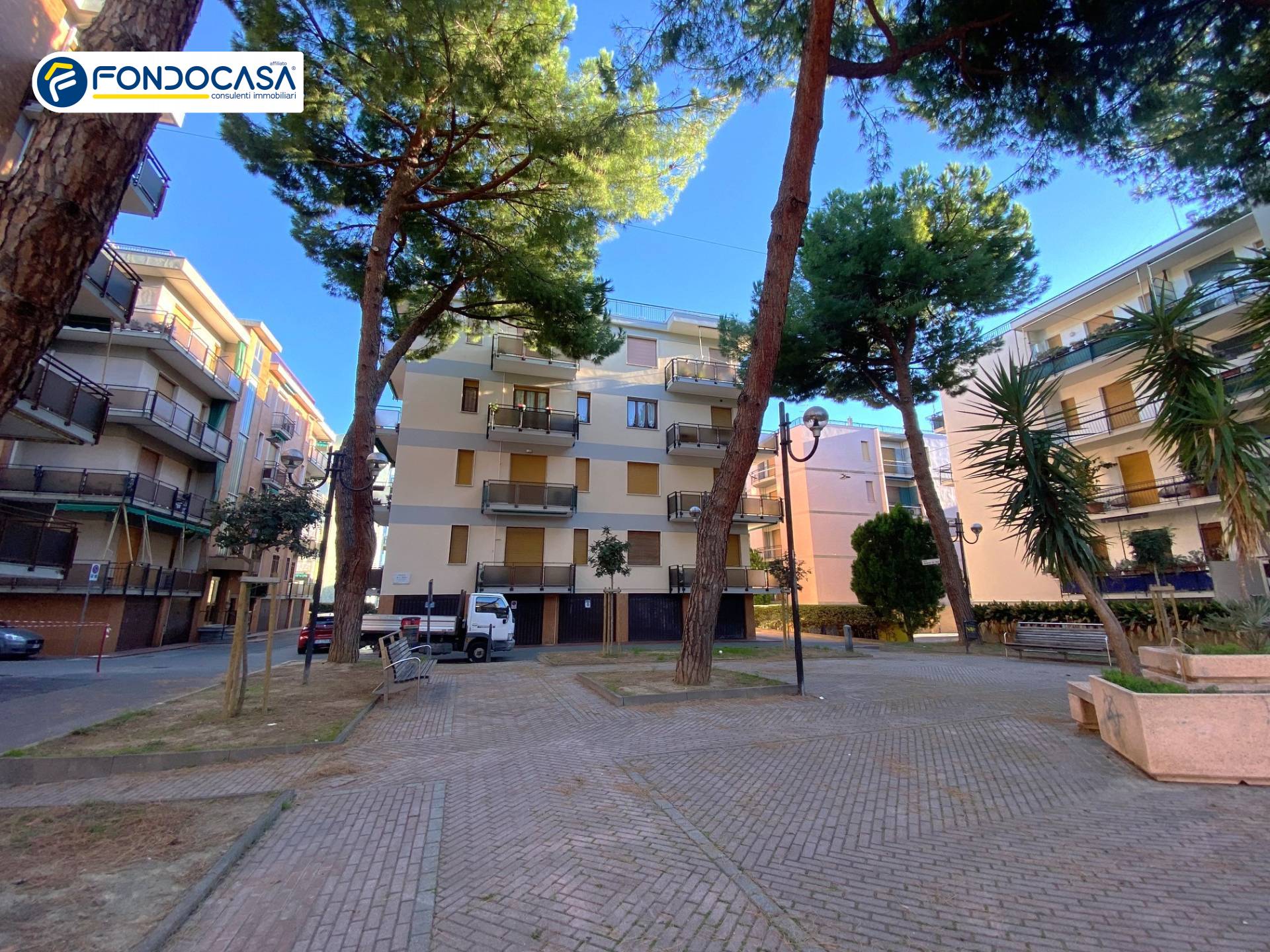 Box o garage in vendita a Loano