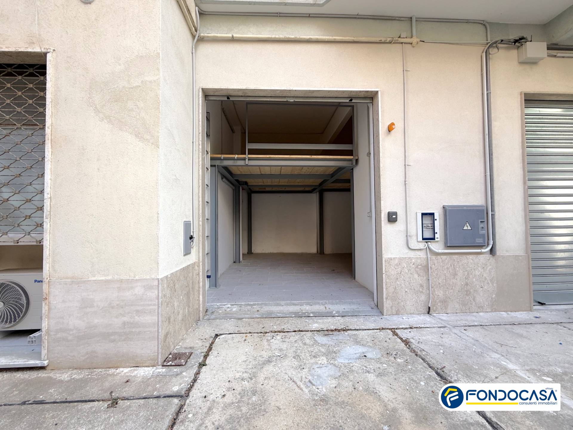 Box o garage in vendita a Loano