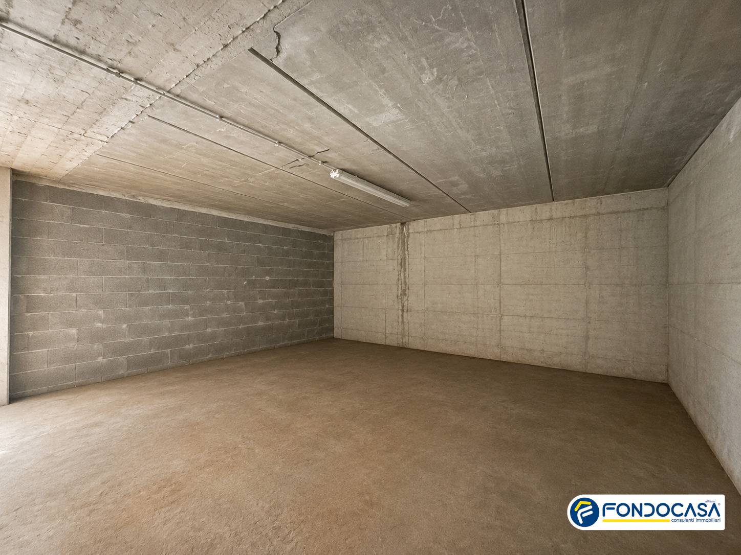 Box o garage in vendita a Loano