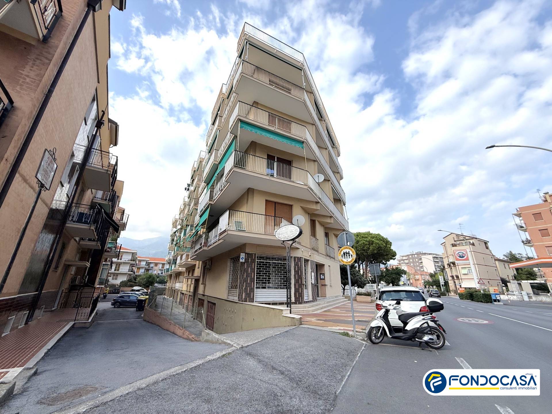 Box o garage in vendita a Loano