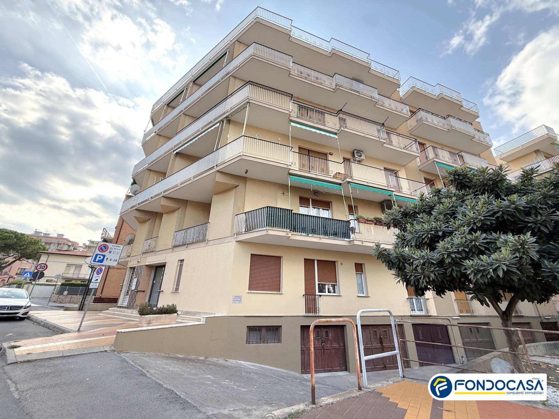 Box o garage in vendita a Loano
