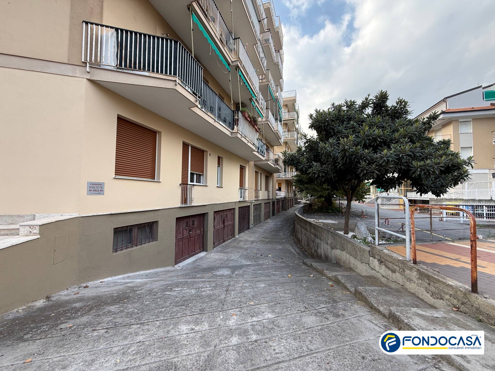 Box o garage in vendita a Loano