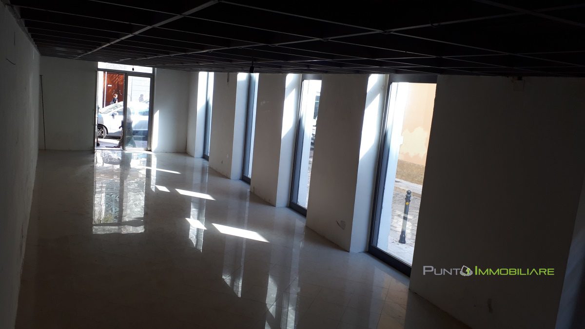 Locale commerciale in affitto a Brindisi