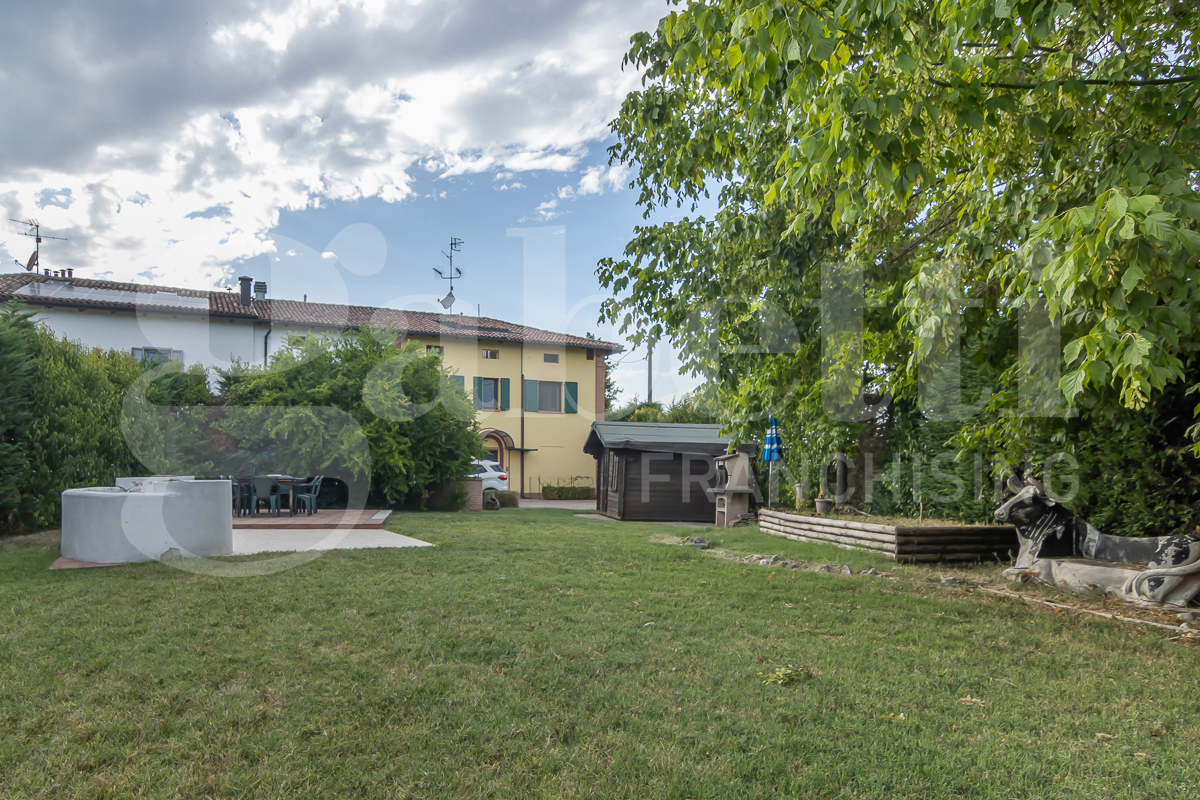 Villa con giardino a Calderara di Reno