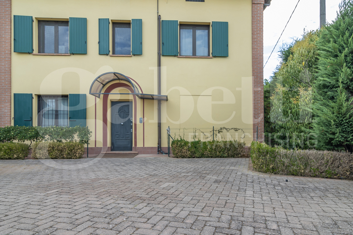 Villa con giardino a Calderara di Reno