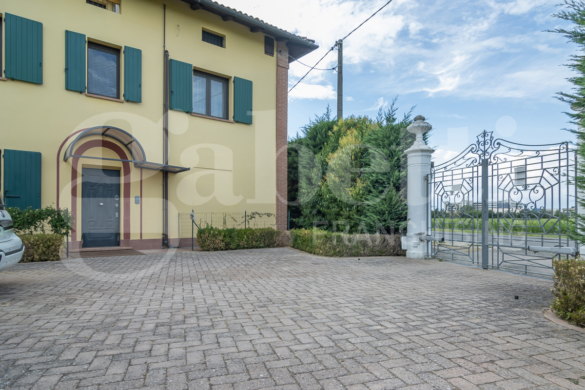 Villa con giardino a Calderara di Reno