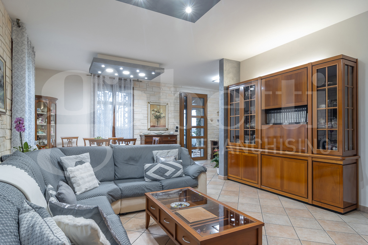 Villa con giardino a Calderara di Reno