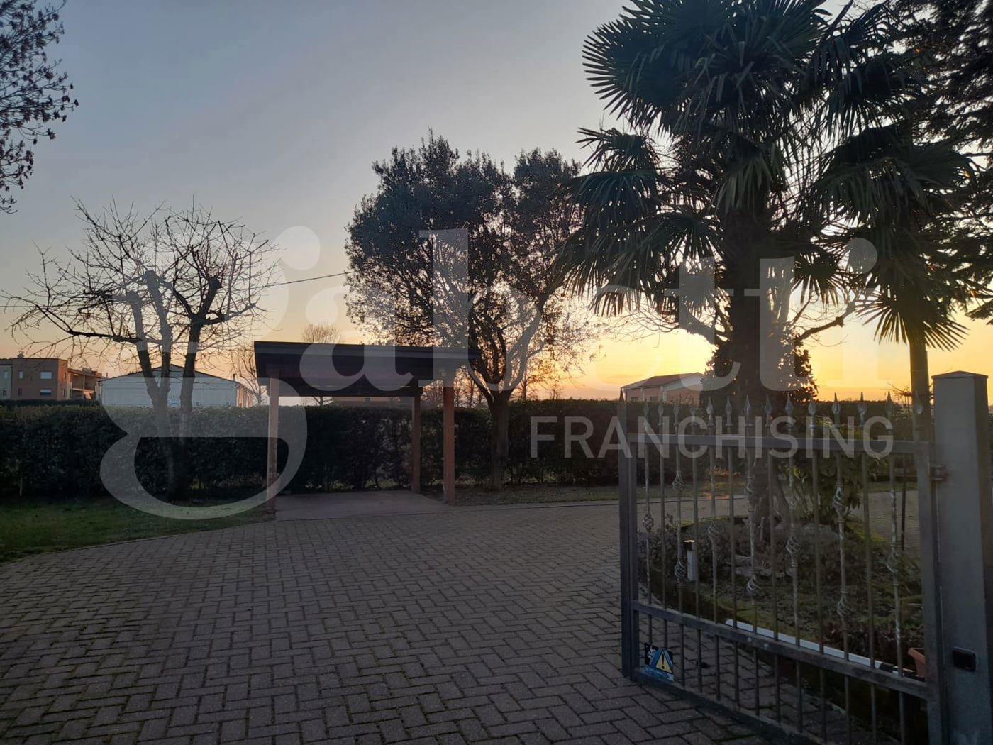 Villa con giardino a Calderara di Reno