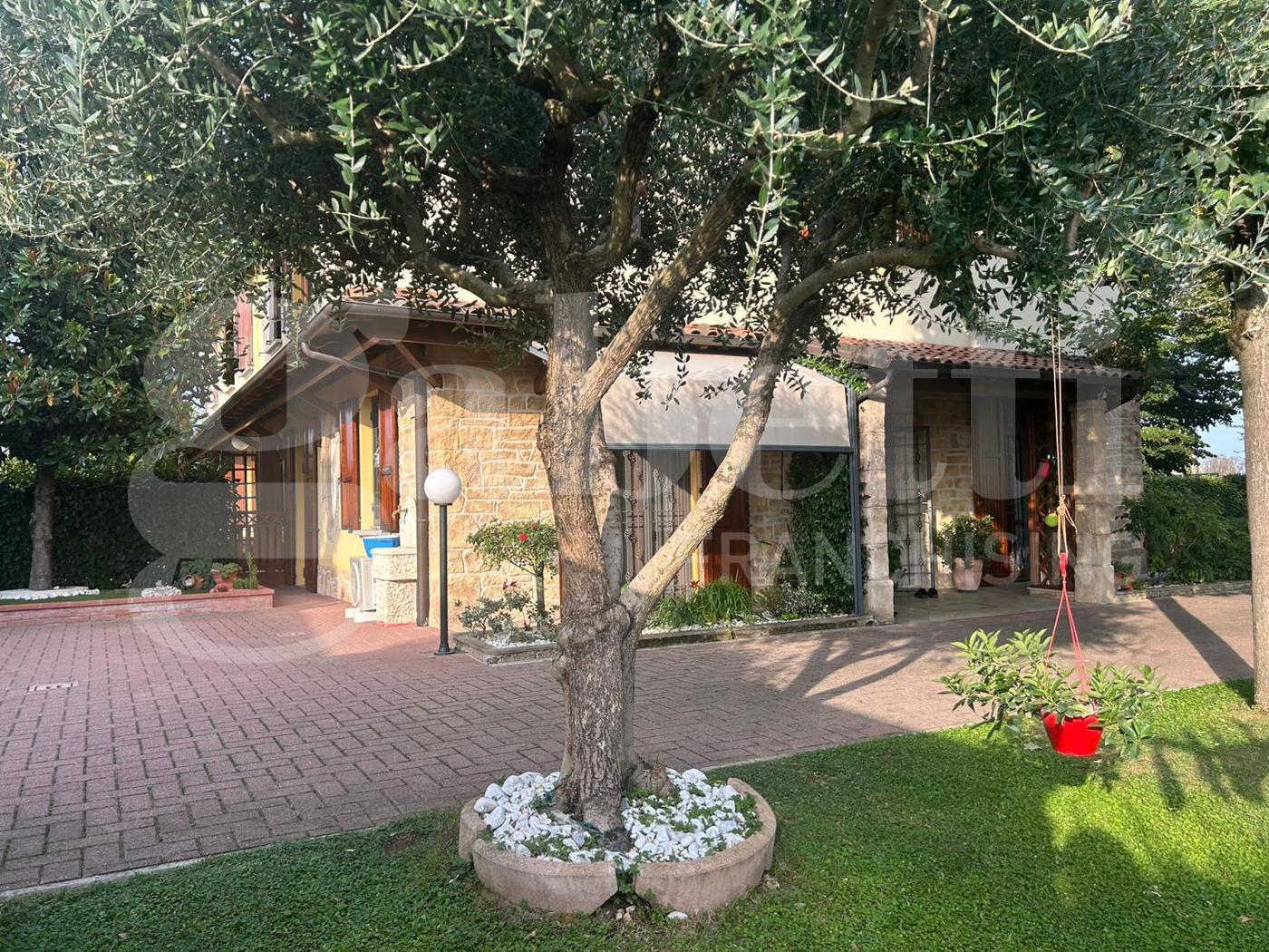Villa con giardino a Calderara di Reno