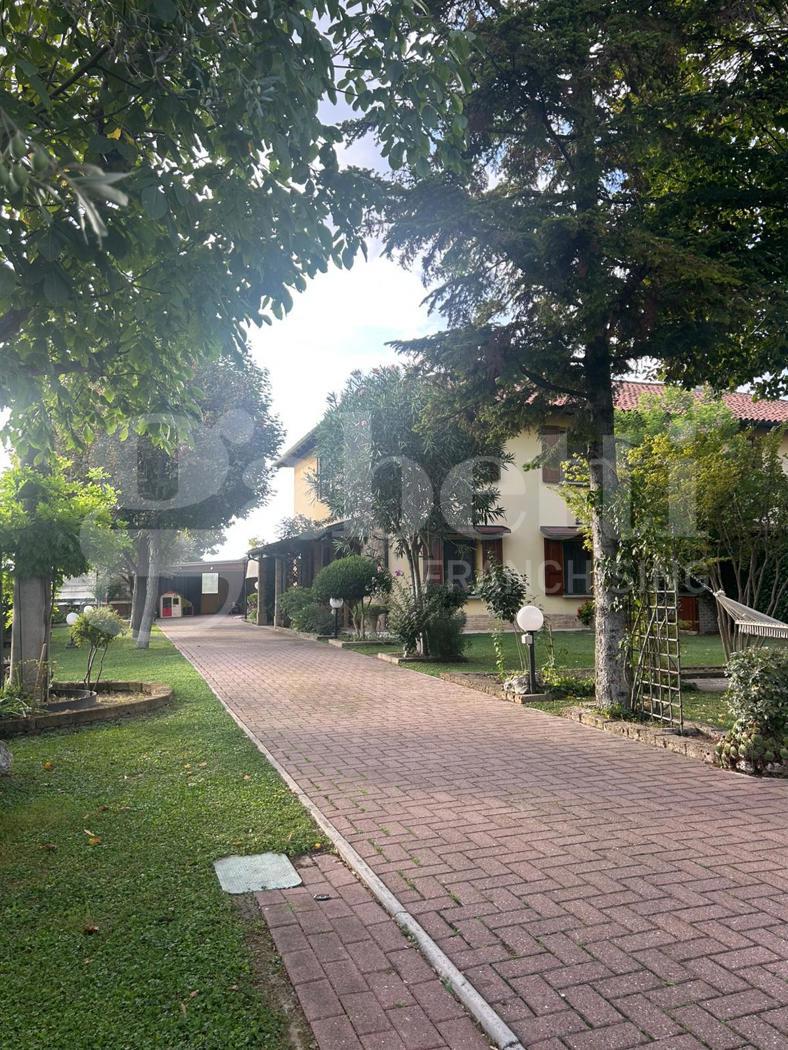 Villa con giardino a Calderara di Reno